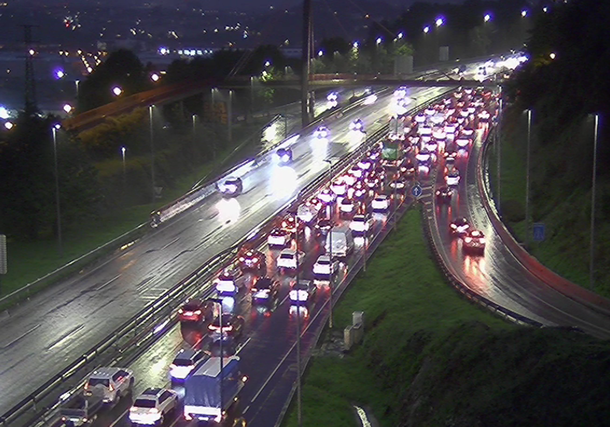 Un accidente múltiple provoca retenciones kilométricas en el Txorierri a primera hora de la mañana