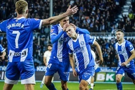 Los jugadores del Alavés celebran el gol de Guridi anulado por el VAR.