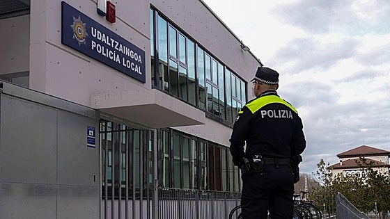 El Ayuntamiento de Vitoria debe «500.000 euros» a unos 350 agentes locales