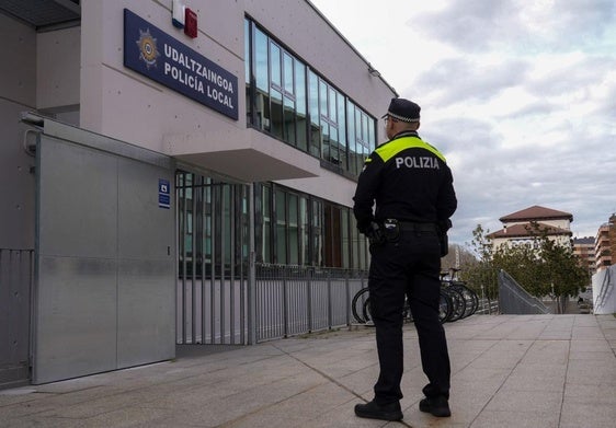 Un agente local custodia la nueva comisaría de la calle José Erbina, en el centro de Vitoria.