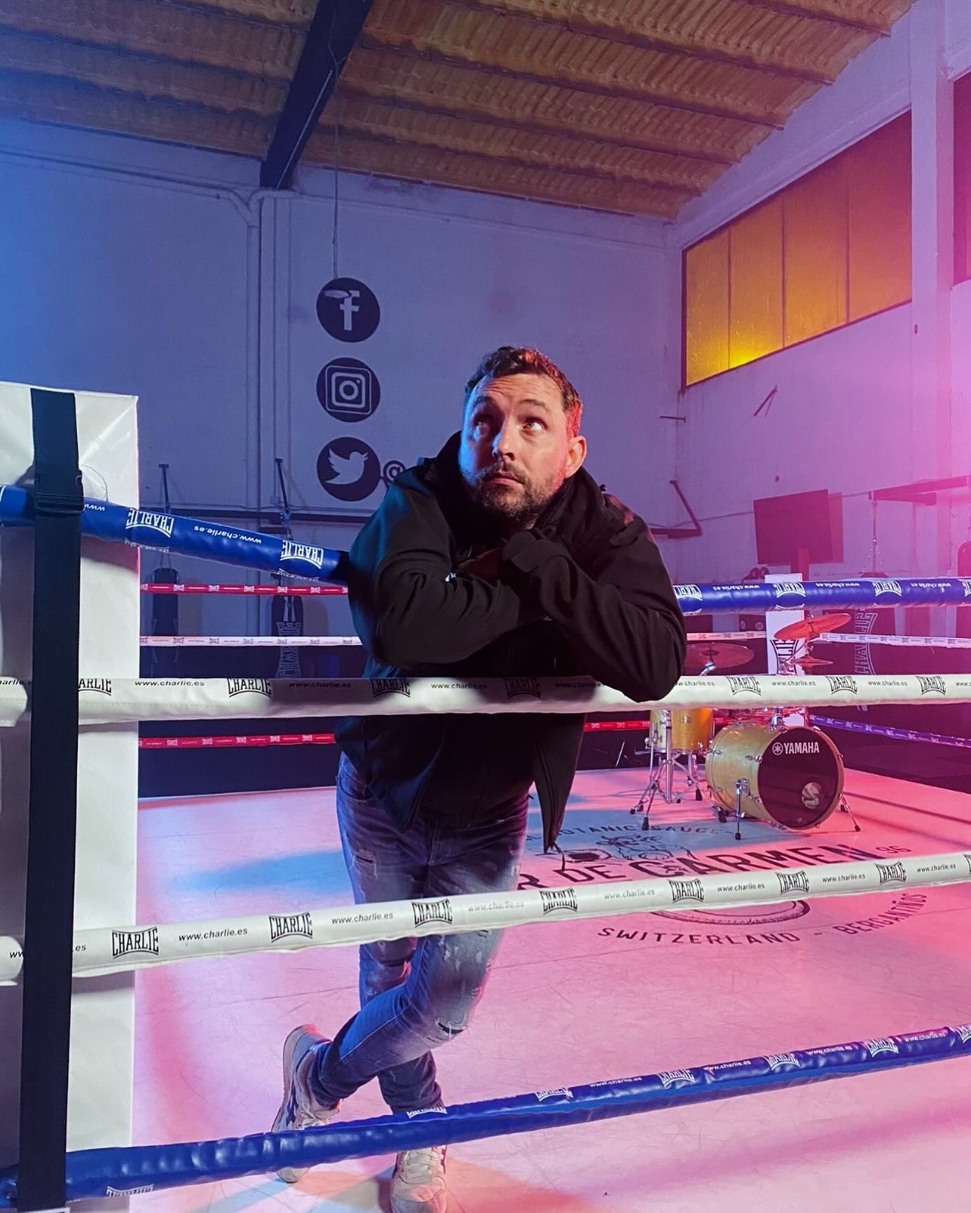 El director Rubén Ríos partió ayer desde Irun para grabar un documental sobre el suicidio.