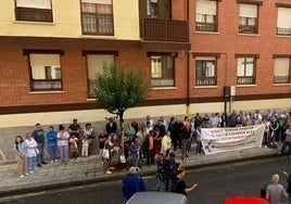 Los vecinos de Berriz se han movilizado durante varios días en el centro de salud de la localidad.