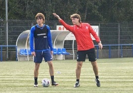 Julen Guerrero alecciona a su hijo Julen Jon durante el entrenamiento de este viernes.