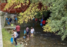 Los vecinos recogerán la basura del río Mañaria en Durango.