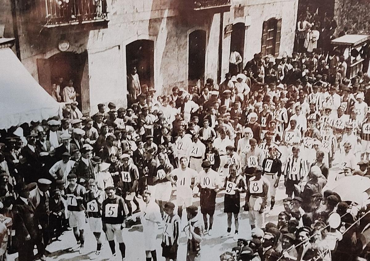 Imagen secundaria 1 - Nobel Lado, durante una visita guiada por la exposición, que muestra numerosas imágenes antiguas, como una multitudinaria carrera en la plaza de Ortuella en 1918, así como varias medallas y trofeos.