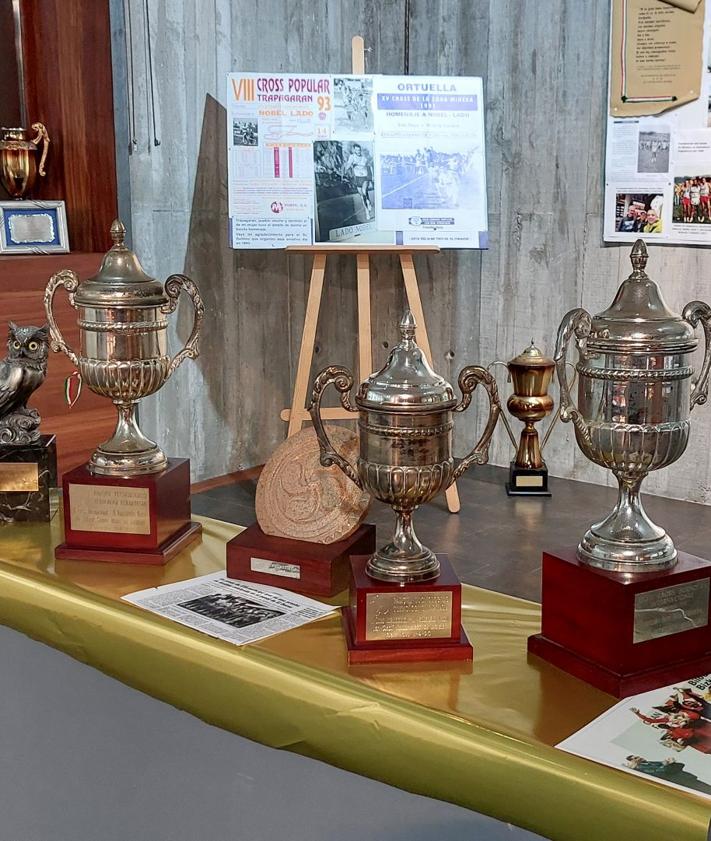 Imagen secundaria 2 - Nobel Lado, durante una visita guiada por la exposición, que muestra numerosas imágenes antiguas, como una multitudinaria carrera en la plaza de Ortuella en 1918, así como varias medallas y trofeos.