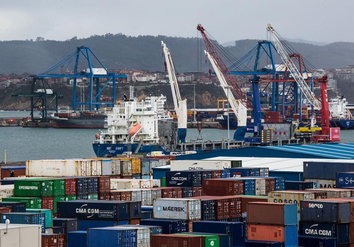 Un barco carga en el Puerto de Bilbao contenedores con productos para su exportación.