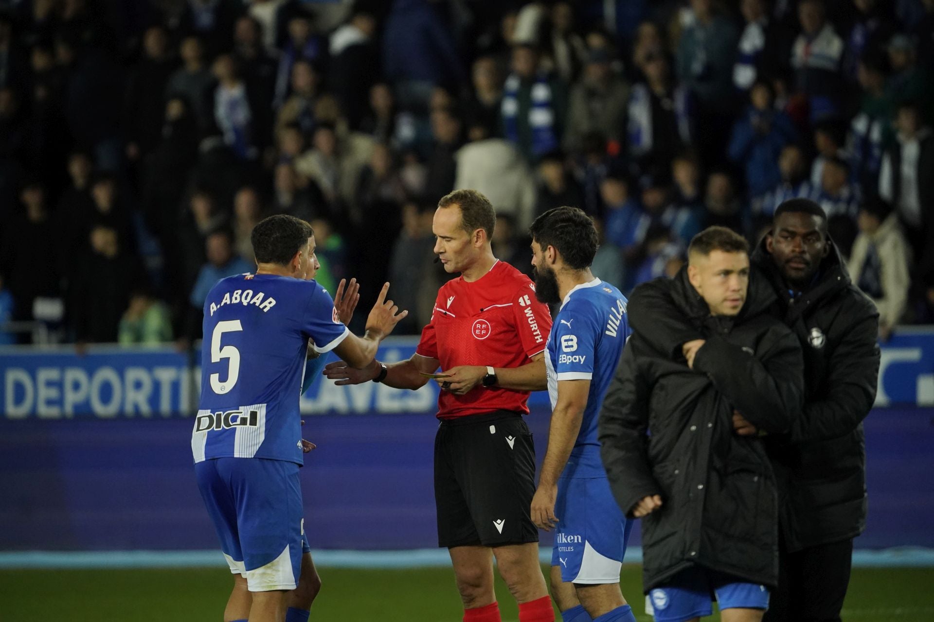 Abqar protesta al árbitro Melero López tras el duelo ante el Valladolid.