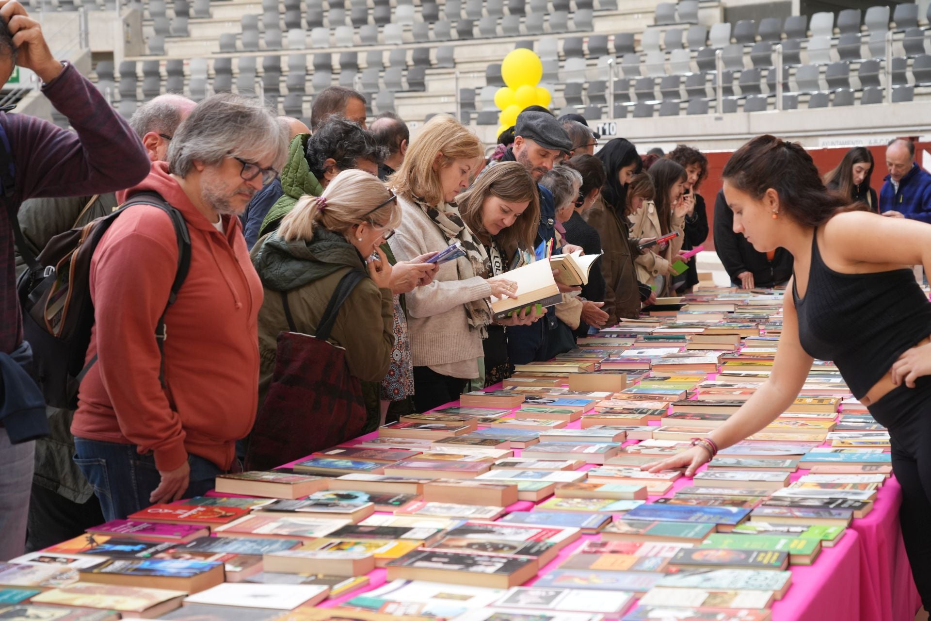 El Mercado del Trueque llena el Iradier con 5.000 libros