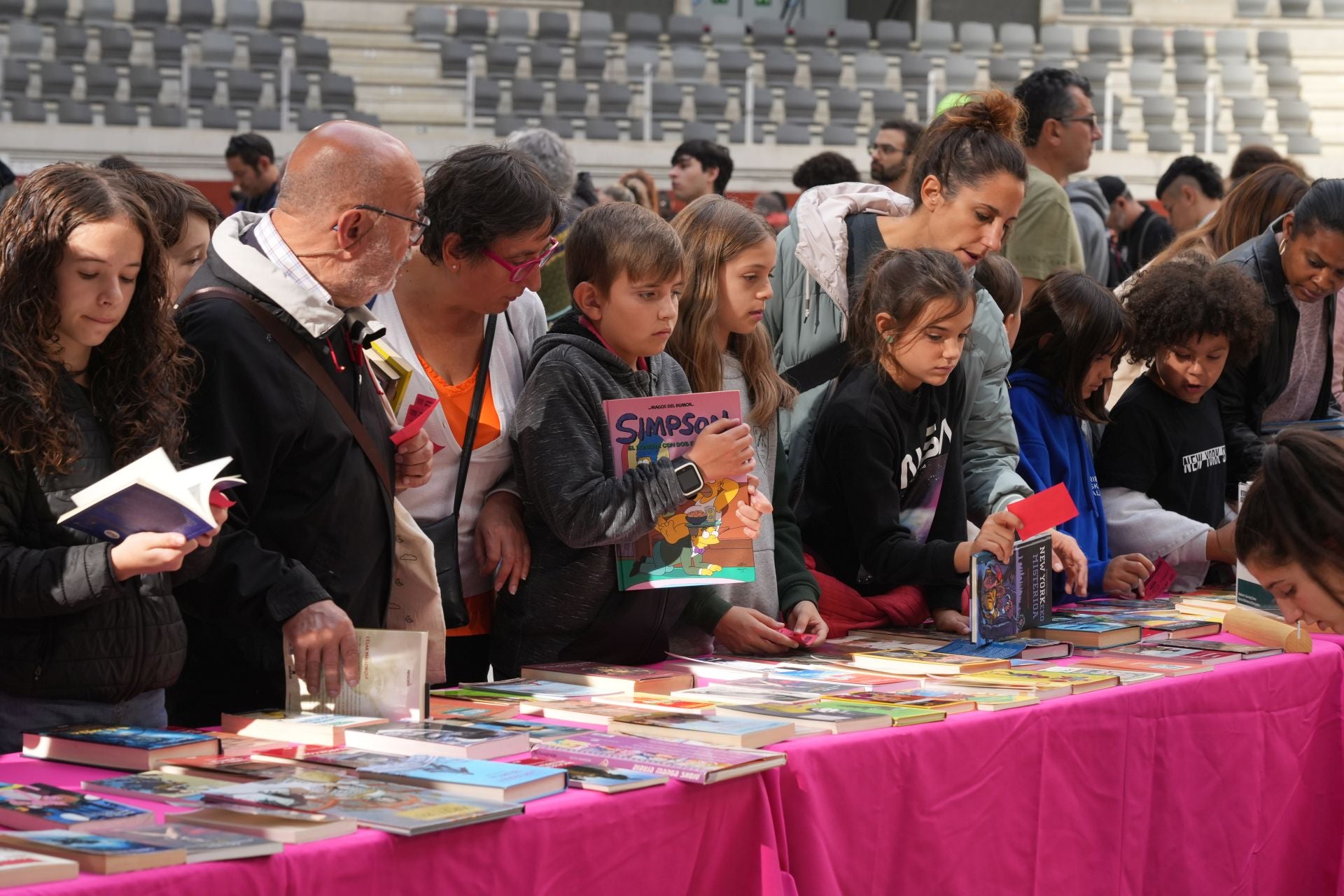 El Mercado del Trueque llena el Iradier con 5.000 libros