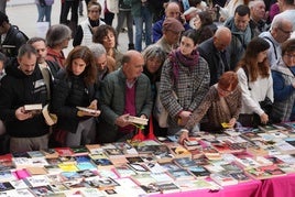 La gente se ha acercado a los puestos para intercambiar sus ejemplares por otros.