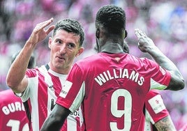 Vivián e Iñaki Williams se saludan tras el gol del central.