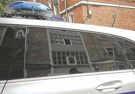 Un coche policial de patrulla por un barrio de Bilbao.