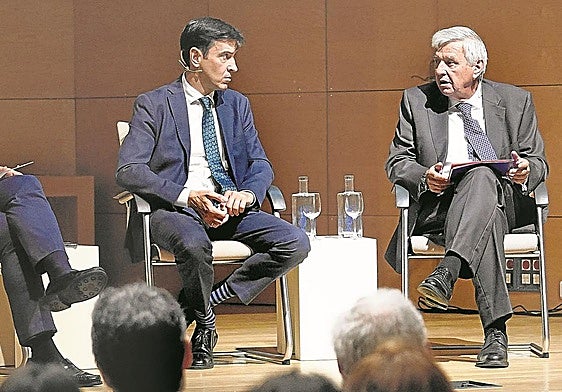 Coloquio. El periodista Lucas Irigoyen, el presidente de Astilleros Murueta, Juan Arana, y el consejero de Bergé, Tomás Olano.