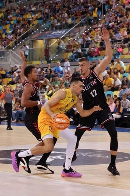 Pantzar y Gielo cierran la entrada de Alocén a su zona en el Gran Canaria Arena.