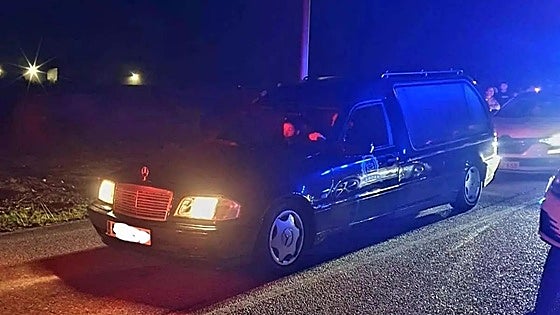 Drones, miles de asistentes, peligrosos trompos y un coche fúnebre en una carrera ilegal en Galicia
