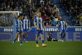 Los futbolistas del Alavés, cabizbajos tras uno de los goles encajados ante el Valladolid.