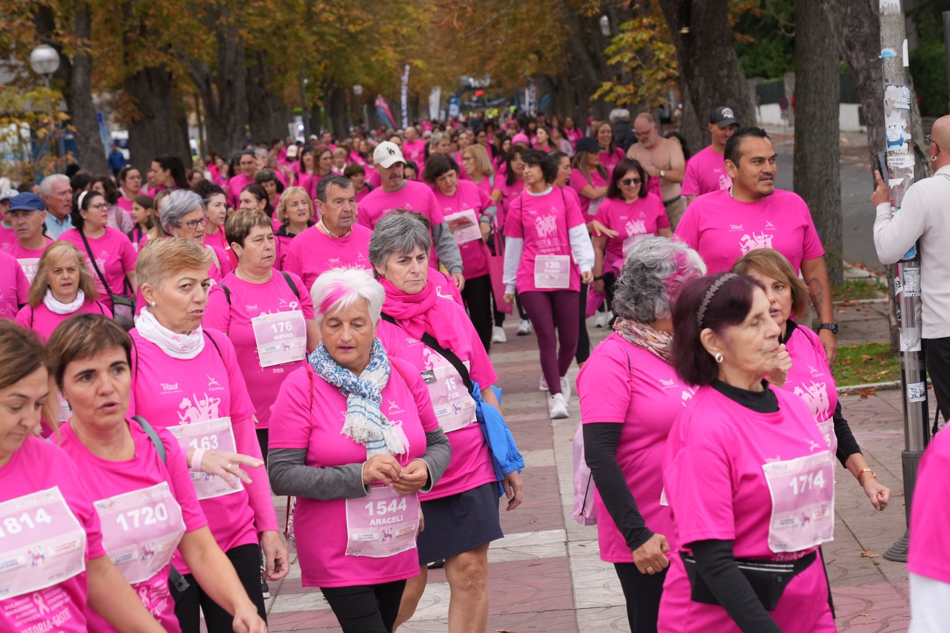 La marea rosa contra el cáncer de mama toma Vitoria