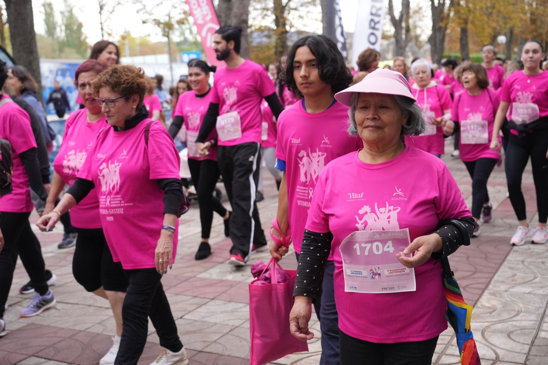 La marea rosa contra el cáncer de mama toma Vitoria