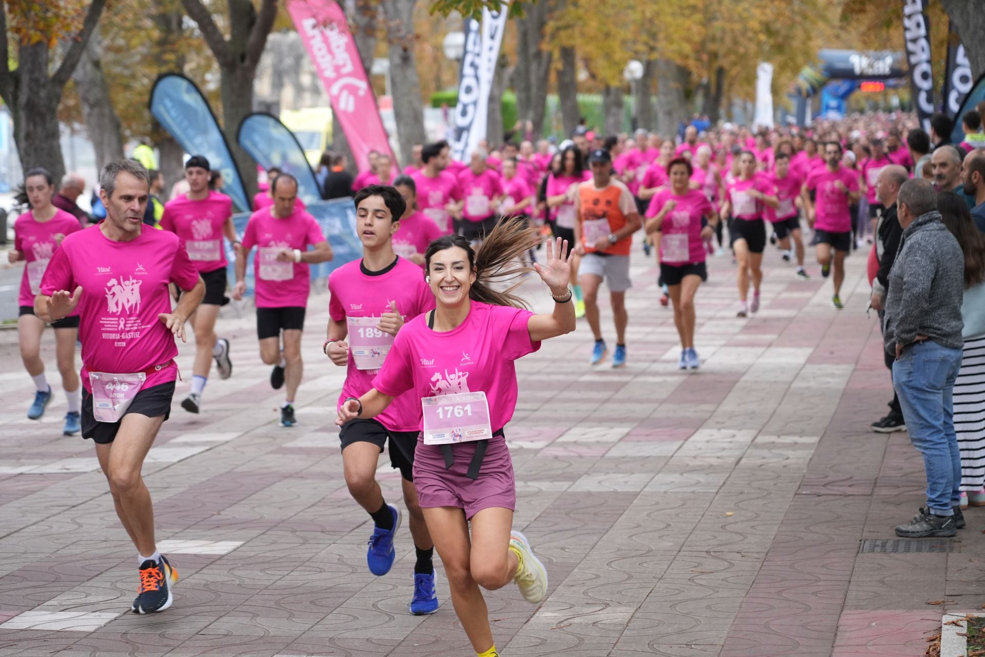 La marea rosa contra el cáncer de mama toma Vitoria