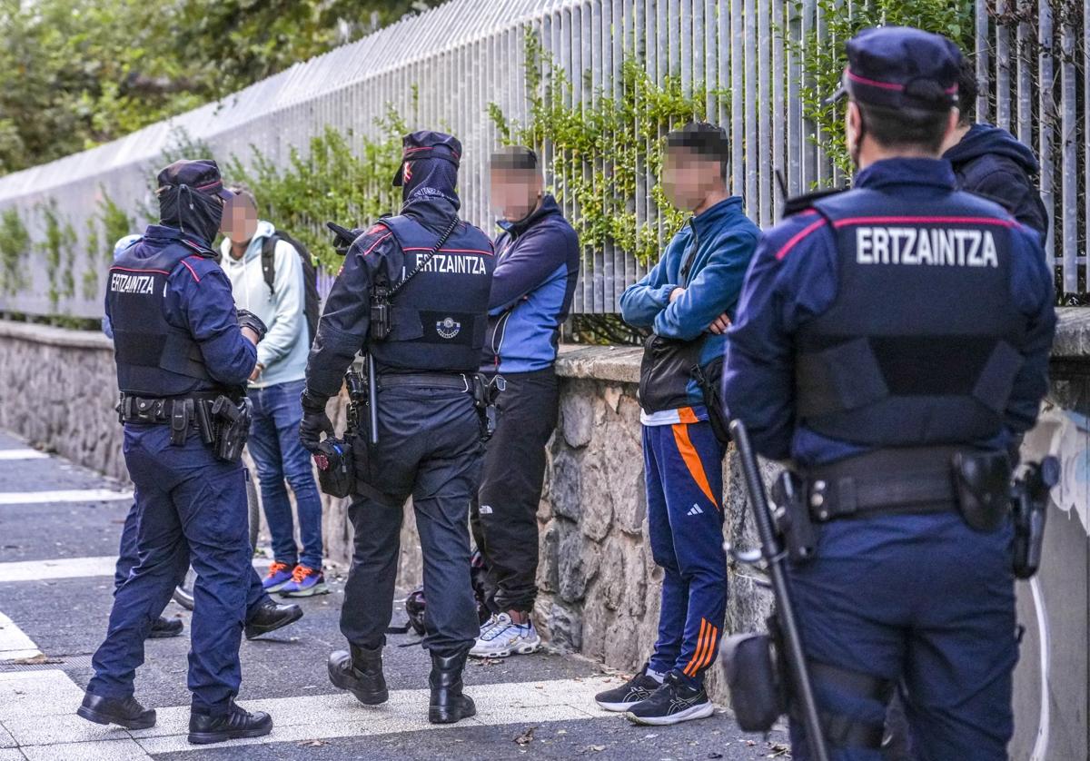 Ertzainas identifican a varios jóvenes en la calle Gorbea.