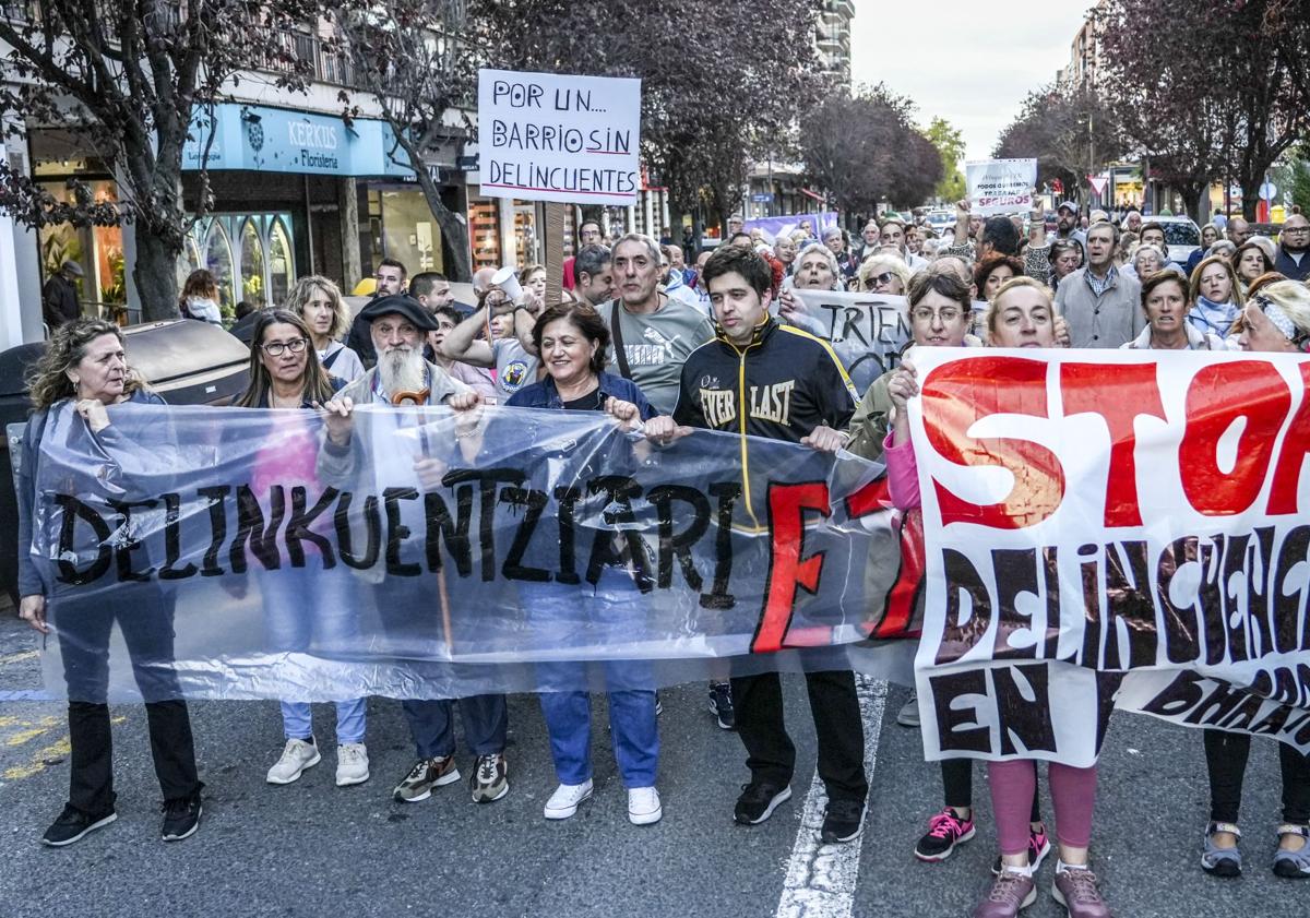 Imagen principal - Manifestación de los residentes de Coronación contra los delincuentes. Actuación de la Ertzaintza. Y machete de 52 centímetros incautado por la Policía Local en una pelea multitudinaria en Aldabe. 