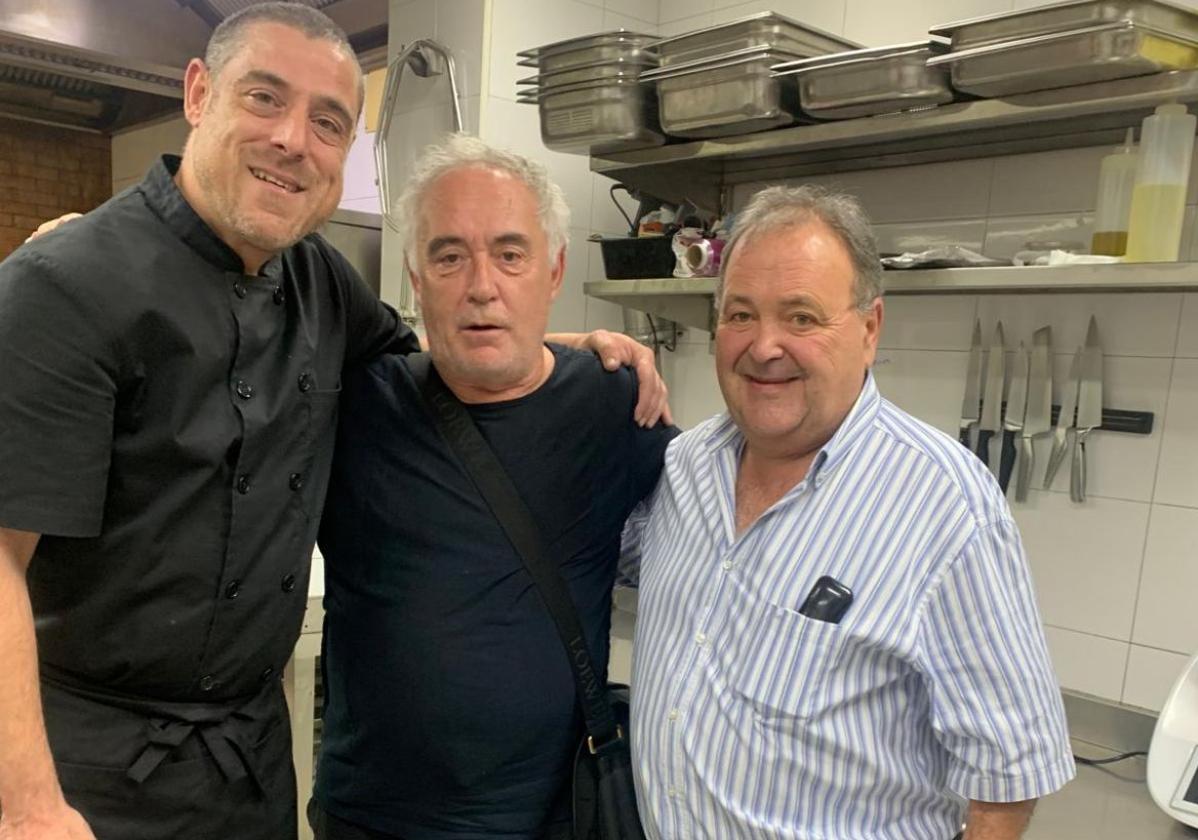 El parrillero Jon Bustinza, Ferran Adrià y Mikel Bustinza, en Asador Horma Ondo.