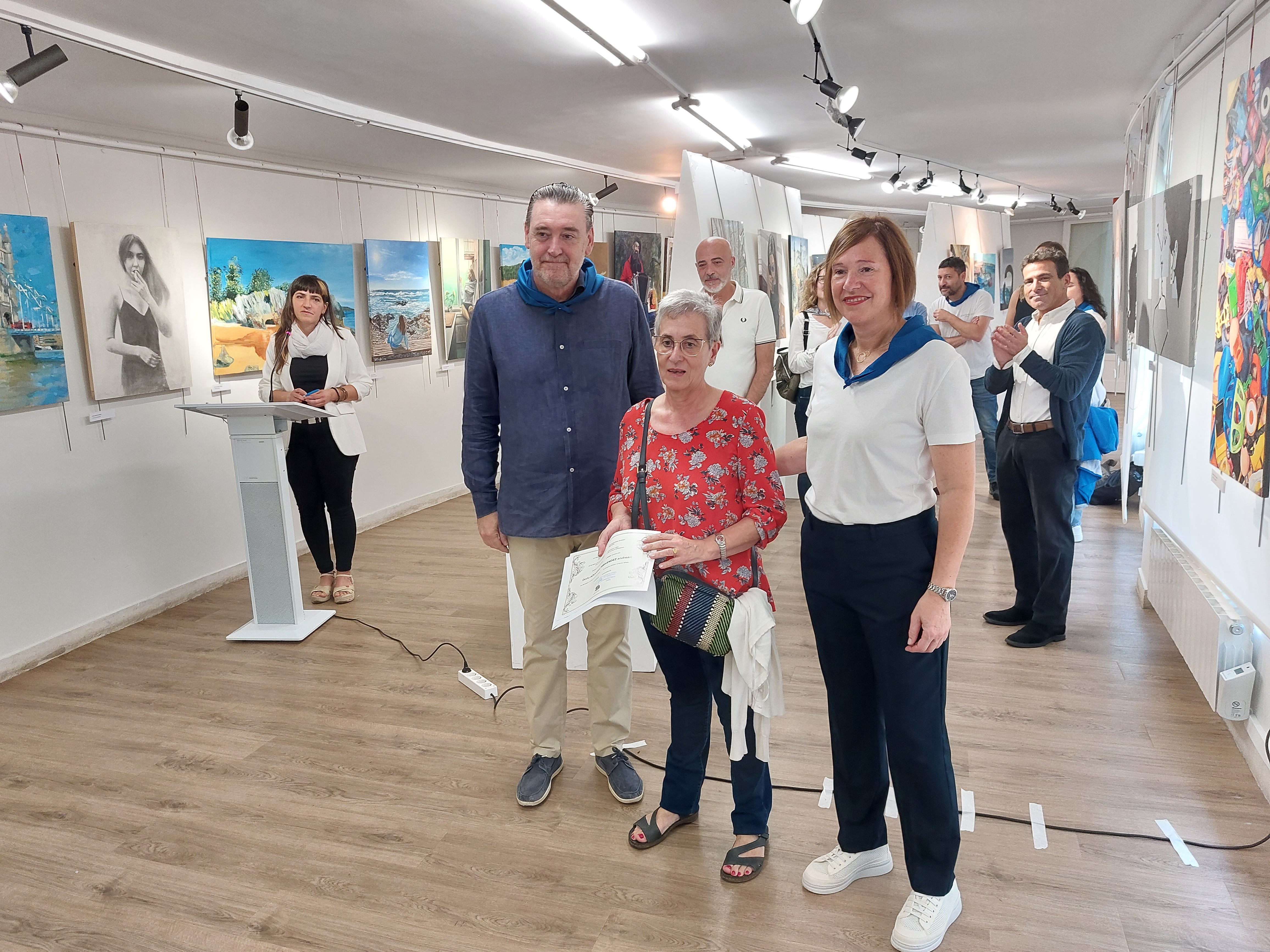 Imagen secundaria 1 - Foto de familia de los premiados y la primera, Azucena Fernández y el artista local, Aratz Azpiri.