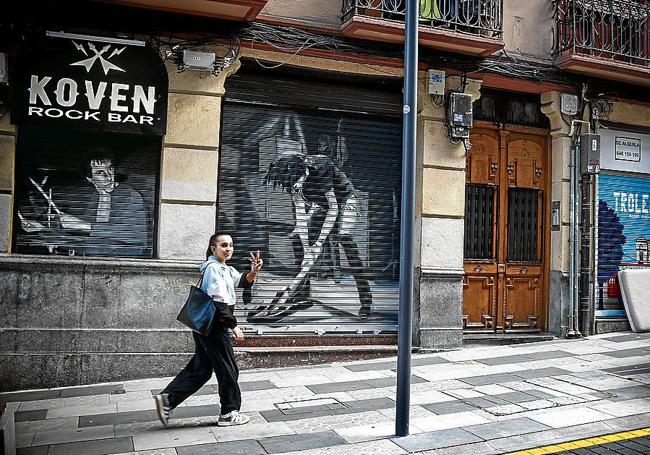 El mural del bar Koven presenta a un batería y a un guitarrista rompiendo su instrumento.