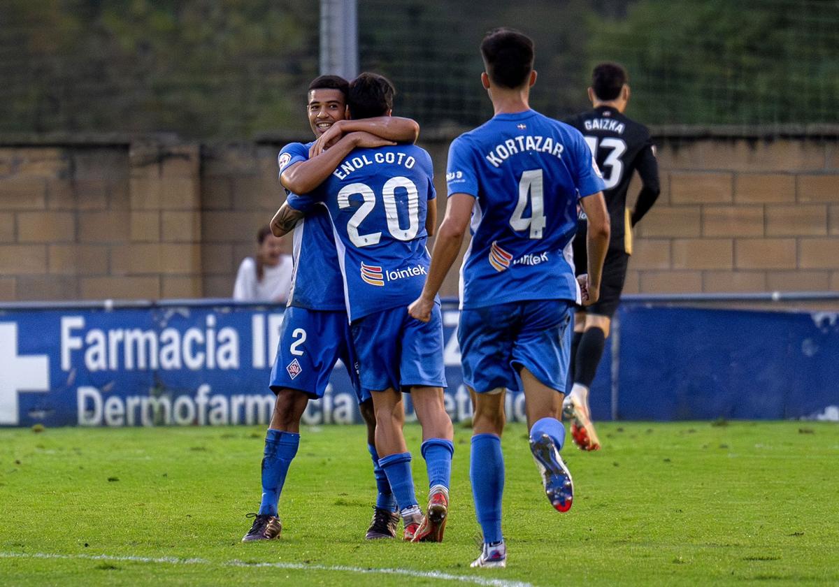 Los azules festejan el tanto de Carbonell, que supuso el 2-2.