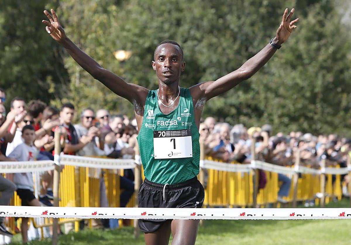 Rodrigue Kwizera cruza la línera de llegada.