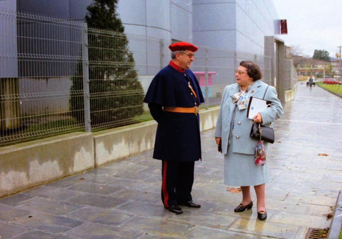 Julio Sobrón, como jefe de los Miñones, junto con Micaela Portilla.