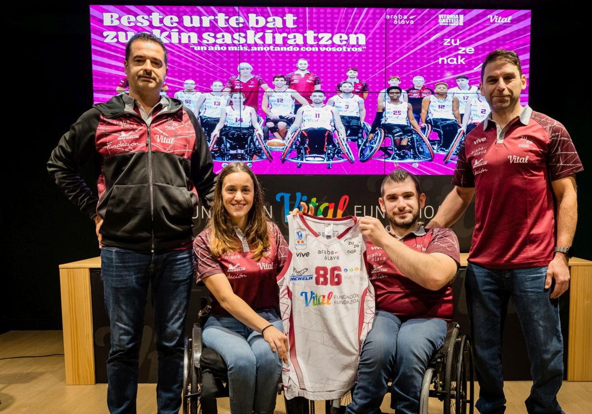 El director deportivo Rubén Martínez y los jugadores Laura Ugarte, Martín Pérez e Iñaki Gandía.