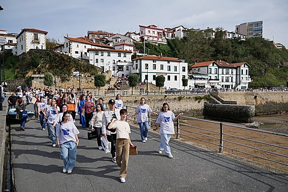 Los comerciantes de Algorta desfilaron el domingo por diferentes calles para sensibilizar sobre el consumo local.