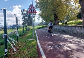 El nuevo camino partirá a la derecha tras el árbol y el muro, en el parque Orconera, antes de ascender hasta el colegio público Munoa.