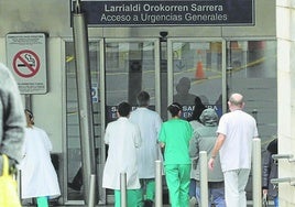 Un grupo de sanitarios accede a las instalaciones del Hospital de Cruces.