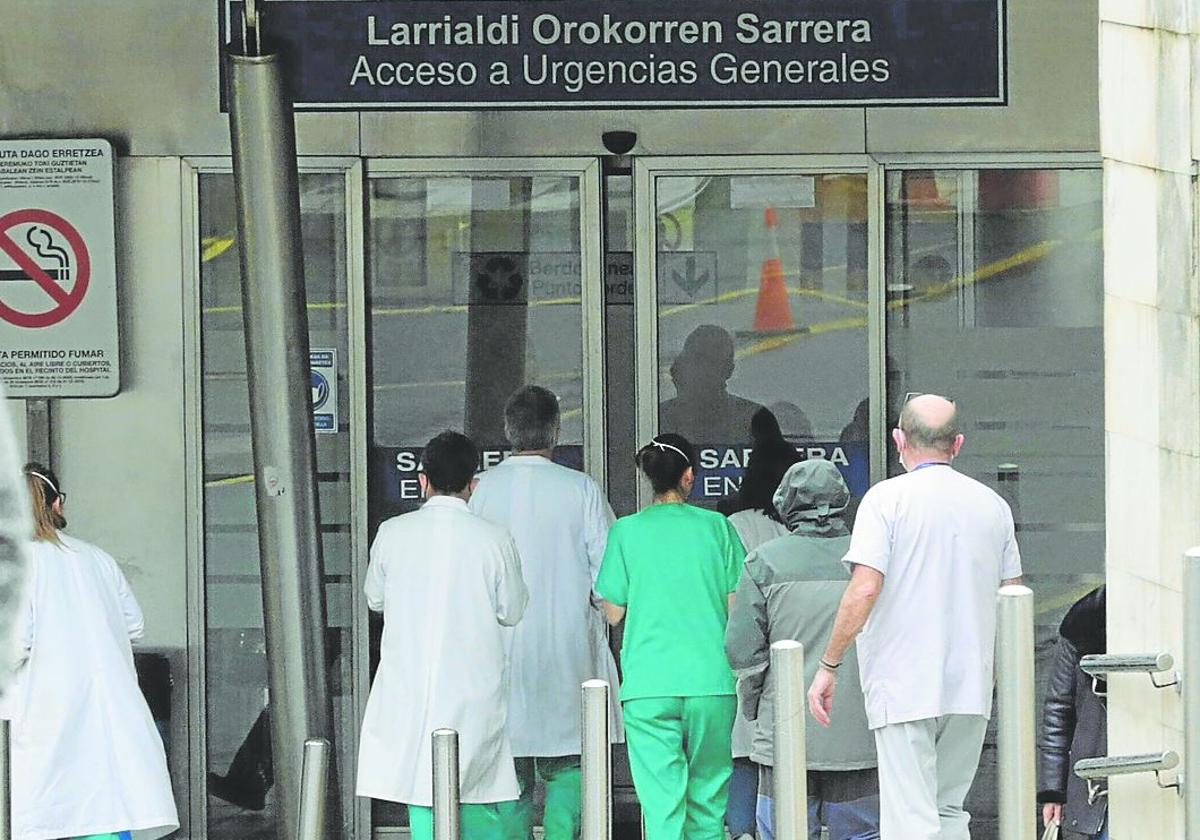 Un grupo de sanitarios accede a las instalaciones del Hospital de Cruces.