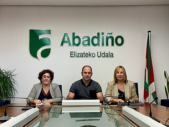 La segunda teniente de alcalde, Naiara Bildosola; el alcalde, Mikel Urrutia (EH Bildu); y la concejala de Bienestar Social, Edurne Maguregi (AIB), presentaron la propuesta en el Ayuntamiento.