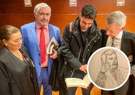 El joven Aitor De Lucas enseña sus bocetos exprés a los magistrados Ana Zulueta, Francisco García Romo y Jesús Poncela. En la imagen pequeña, uno de los jueces.