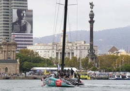 El Emirates Team New Zealand regresa al puerto de Barcelona, con el monumento a Colón al fondo.