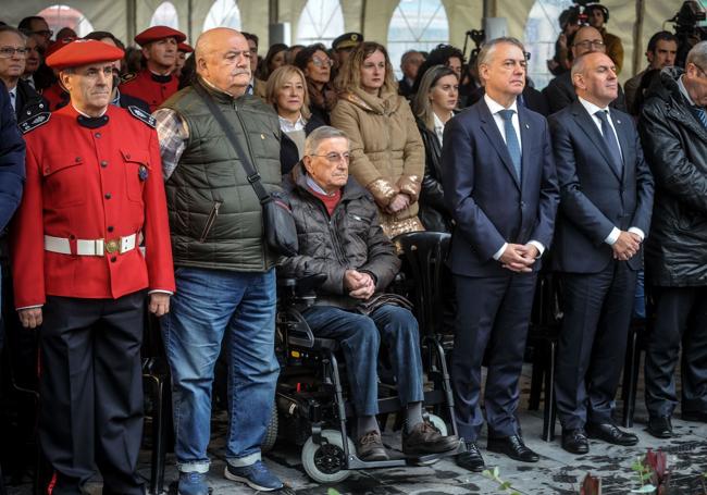 Julio Sobrón, en silla de ruedas, durante la celebración del 225 aniversario de los Miñones de Álava.