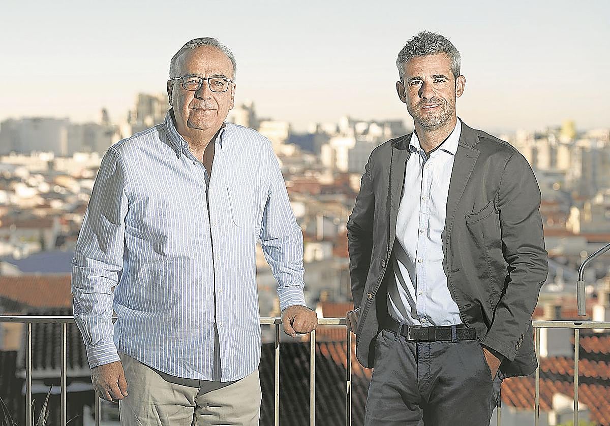 Moreno y Gortazar posan en la azotea de un edificio de Madrid.