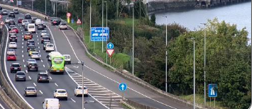 Un motorista herido en un accidente en la A-8 en Zorroza