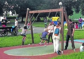 Varios niños juegan en el parque de la Ballena, en Sopela.