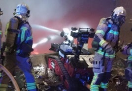 Los bomberos trabajan con un nuevo robot extinguiendo el fuego de la acería.