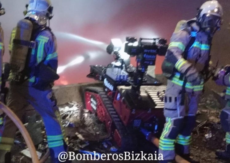 Los bomberos trabajan con un nuevo robot extinguiendo el fuego de la acería.