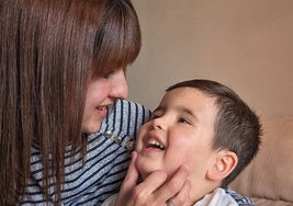 Flor Iglesias abraza a su hijo Thiago.