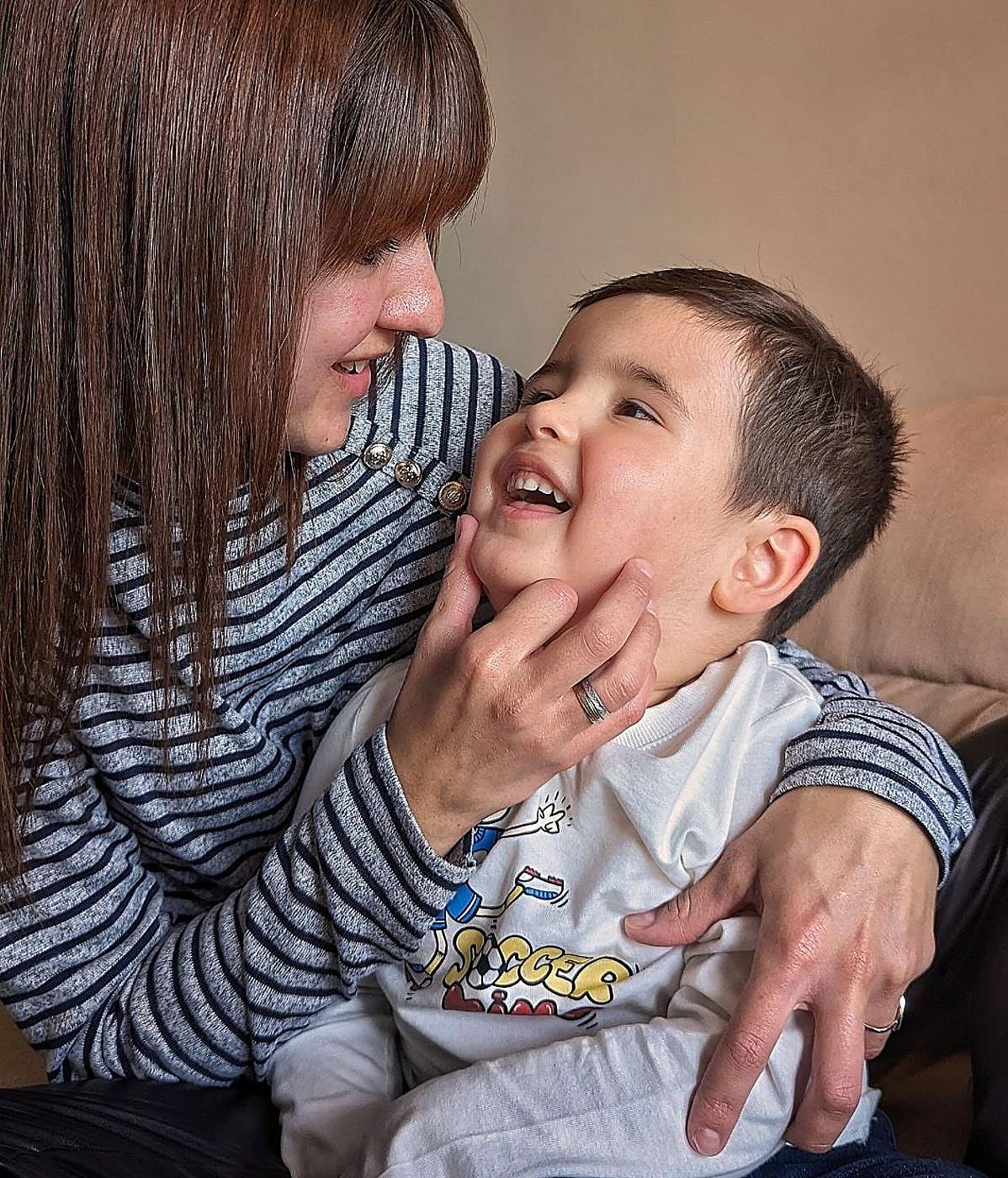 Flor Iglesias abraza a su hijo Thiago.