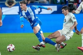 Blanco recibe una entrada de Luis Pérez durante el Alavés-Valladolid.