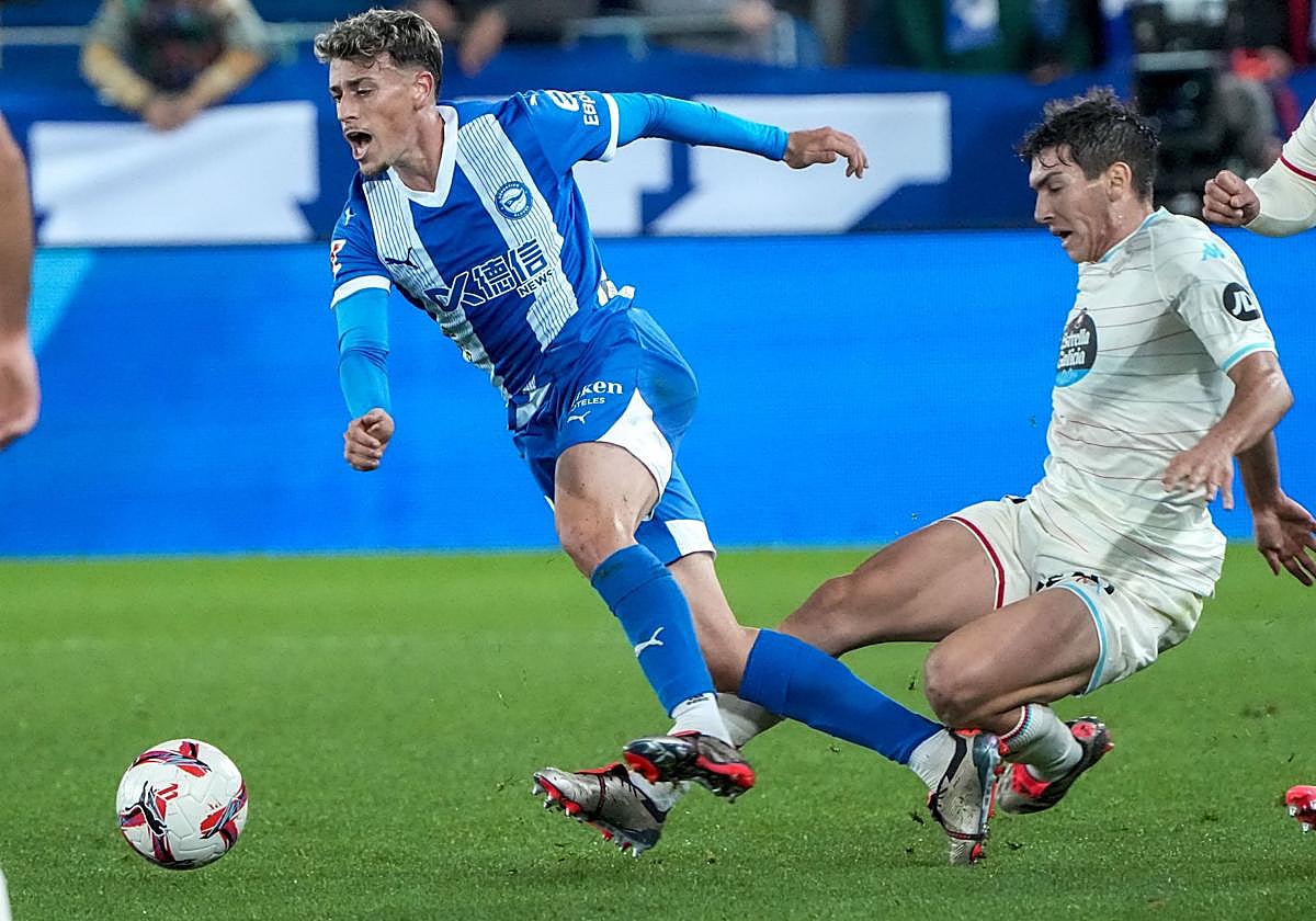 Blanco recibe una entrada de Luis Pérez durante el Alavés-Valladolid.